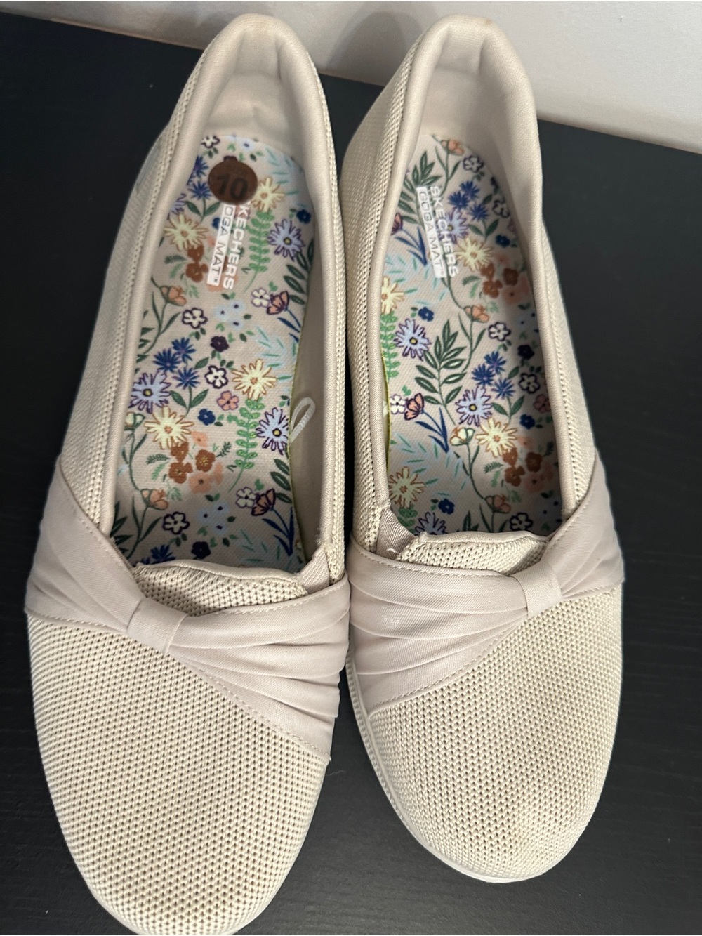 Skechers Goga Mat Women’s Size 10 Beige Slip On Comfort Flats Casual Shoes